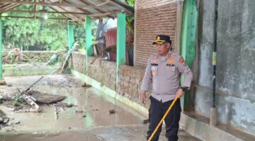 Turun Langsung! Kapolres Simalungun Tinjau Lokasi Banjir Pasar Bawah, Pastikan Bansos dan Dapur Umum Segera Didirikan